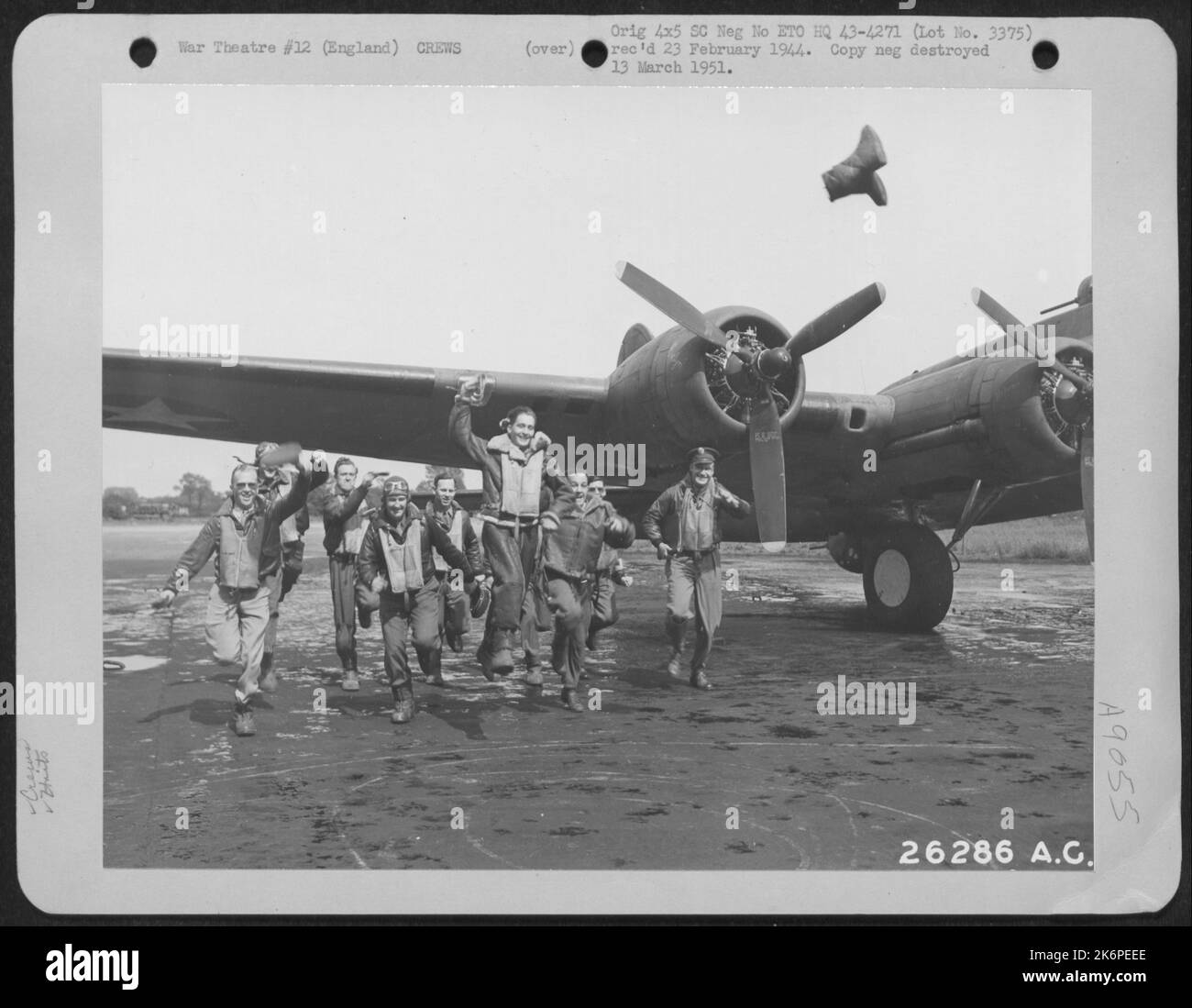 Die Erde fühlt sich gut an für die Besatzung der Boeing B-17 „HELLS ANGELS“ der 303. Bomb Group, nachdem sie am 15. Juni 1943 von ihrer 28.-Mission zurückgekehrt ist. England. Stockfoto