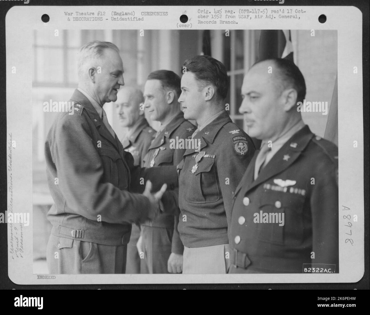 Generalmajor Paul L. Williams gratuliert einem Mitglied des