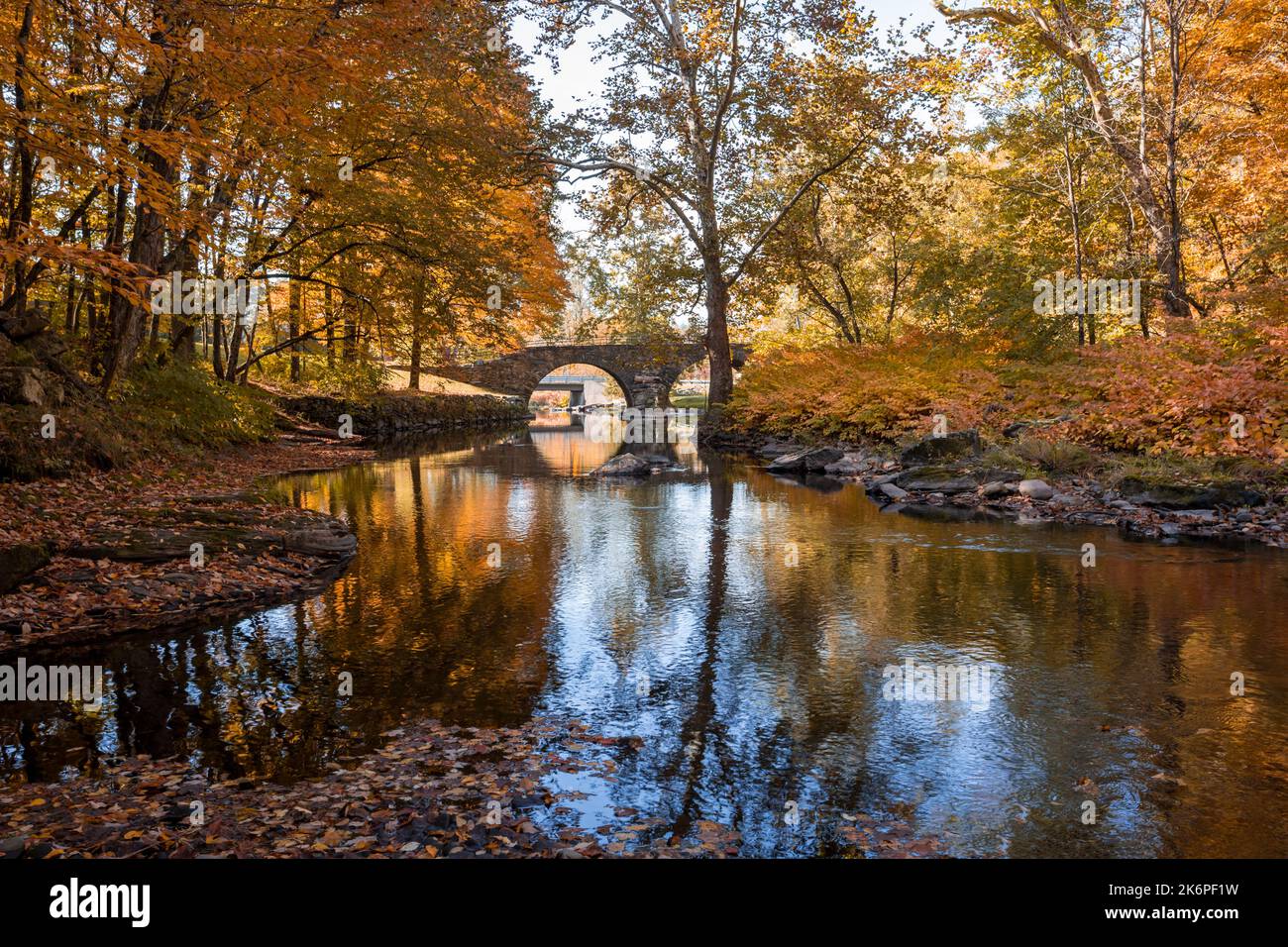 Stone Arch Bridge in Callicoon, NY, Catskill Mountains, umgeben von brillantem Herbstlaub an einem hellen Herbstmorgen Stockfoto