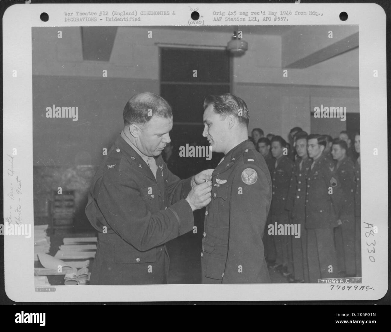 Ein Mitglied der 91. Bomb Group erhält einen Preis während Einer Zeremonie auf einem Luftwaffenstützpunkt in England. 11. April 1943. Stockfoto