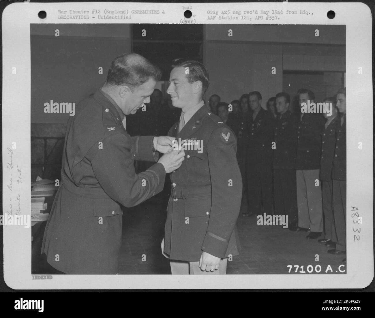 Ein Mitglied der 91. Bomb Group erhält einen Preis während Einer Zeremonie auf einem Luftwaffenstützpunkt in England. 6 Mai 1943. Stockfoto