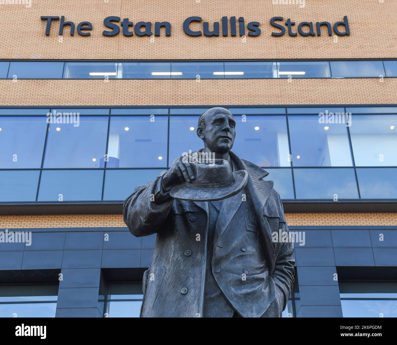 Gesamtansicht des Molineux Stadions, Stan Cullis Statue im Molineux Stadium /während des Premier League Spiels Wolverhampton Wanderers gegen Nottingham Forest in Molineux, Wolverhampton, Großbritannien, 15.. Oktober 2022 (Foto von Mike Jones/News Images) Stockfoto