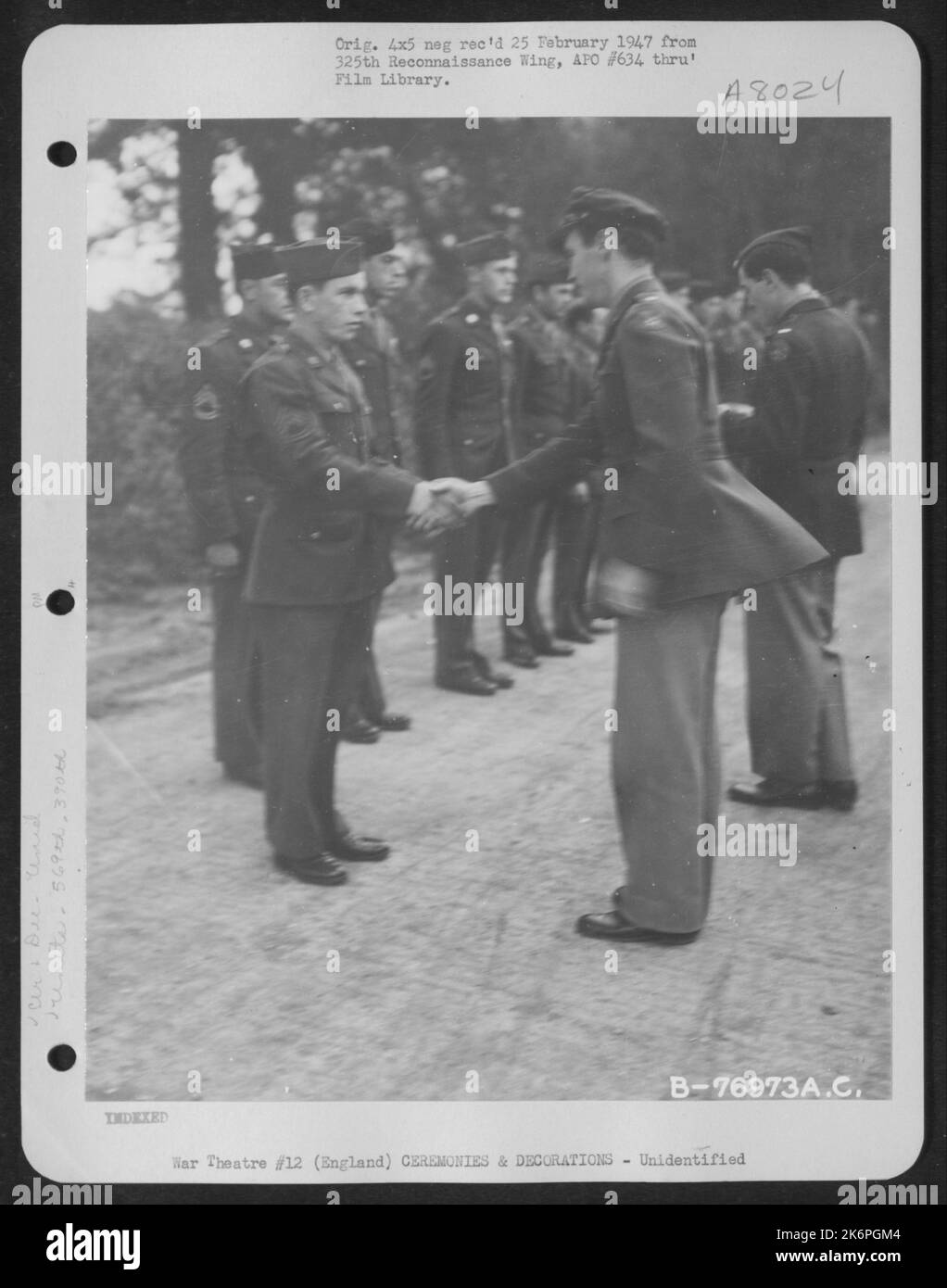 Ein Mitglied der Bomb Squadron 569Th, 390Th Bomb Group, wird nach der