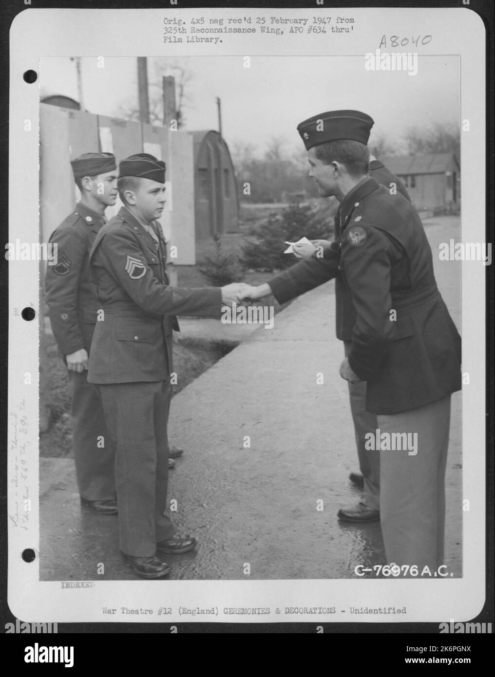 Ein Mitglied der Bomb Squadron 569Th, 390Th Bomb Group, wird nach der