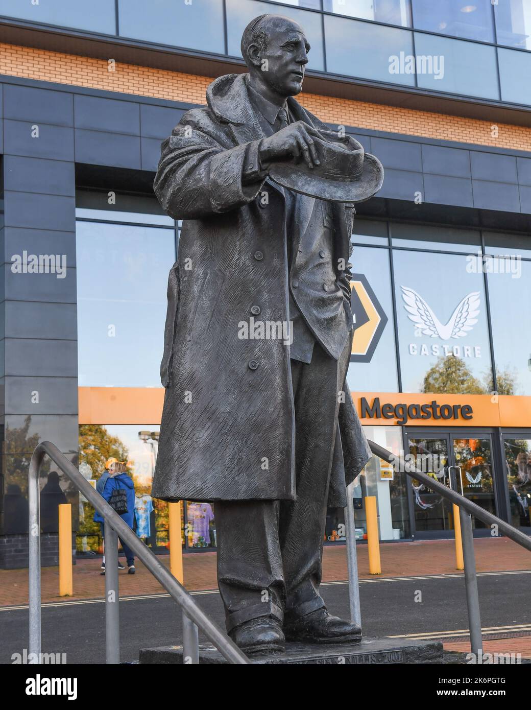 Wolverhampton, Großbritannien. 15. Oktober 2022. Allgemeine Ansicht des Molineux Stadions, Stan Cullis Statue im Molineux Stadium /während des Premier League Spiels Wolverhampton Wanderers gegen Nottingham Forest in Molineux, Wolverhampton, Großbritannien, 15.. Oktober 2022 (Foto von Mike Jones/News Images) in Wolverhampton, Großbritannien am 10/15/2022. (Foto von Mike Jones/News Images/Sipa USA) Quelle: SIPA USA/Alamy Live News Stockfoto