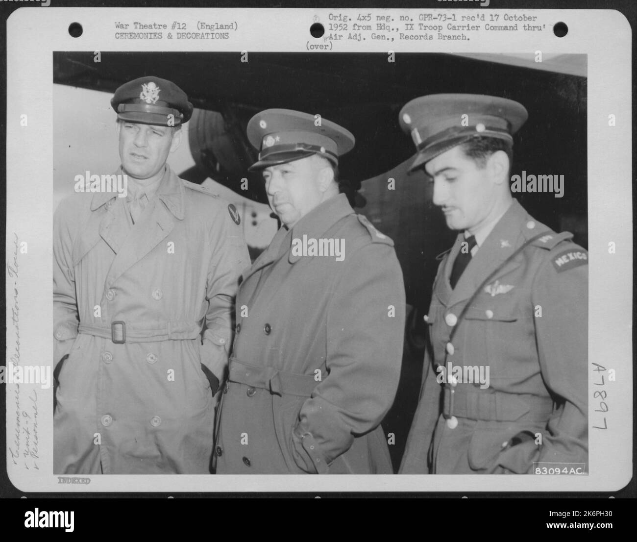 Brig. General William E. Hall (links) nimmt Major Gustova Salinas (Mitte) mit, der General der mexikanischen Luftwaffe auf Tour der 9. Truppenkommandobasis Carrier in England. 22. Juli 1944. Stockfoto