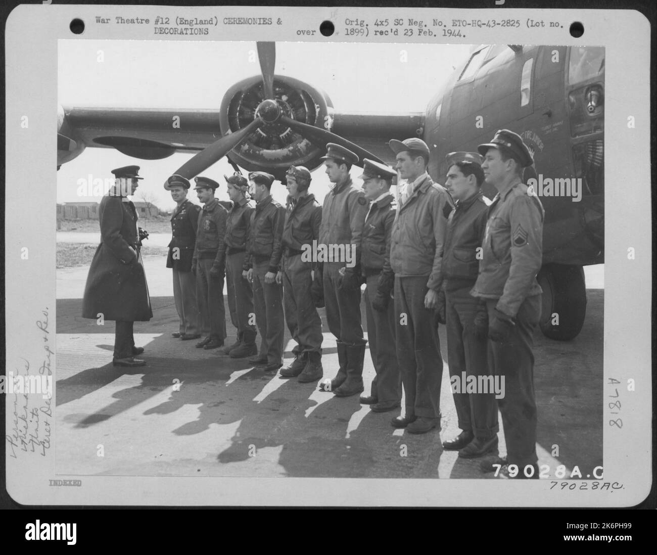 Lord Trenchard inspiziert die Besatzung des konsolidierten B-24-Liberators, „Ball of Fire“, bei Einem US-Amerikanischen Bomberstation In England. Crew-Mitglieder sind (von links nach rechts) Kapitän Joseph S. Tate, Pilot, St. Augustine, Florida; 2. LT. Thomas B. Roll, Co-Pilot, Milwaukee, Wisc., 2. LT Stockfoto Lord Trenchard inspiziert die Besatzung des konsolidierten B-24-Liberators, „Ball of Fire“, bei Einem US-Amerikanischen Bomberstation In England. Crew-Mitglieder sind (von links nach rechts) Kapitän Joseph S. Tate, Pilot, St. Augustine, Florida; 2. LT. Thomas B. Roll, Co-Pilot, Milwaukee, Wisc., 2. LT Stockfoto