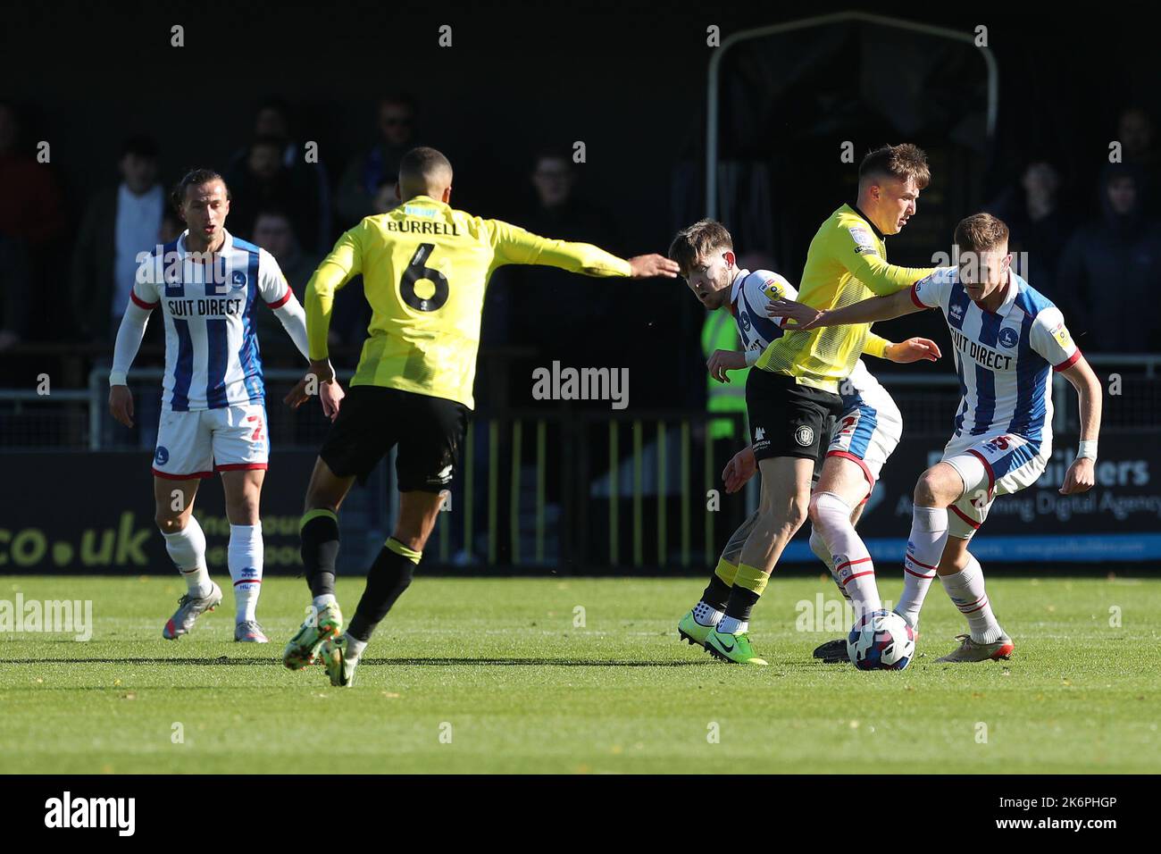Tom Crawford und Mark Shelton von Hartlepool schlossen sich am Samstag, den 15.. Oktober 2022, beim Sky Bet League 2-Spiel zwischen Harrogate Town und Hartlepool United in Wetherby Road, Harrogate, im Einsatz mit Daniel Grant von Harrogate Town an. (Kredit: Mark Fletcher | MI News) Kredit: MI Nachrichten & Sport /Alamy Live News Stockfoto