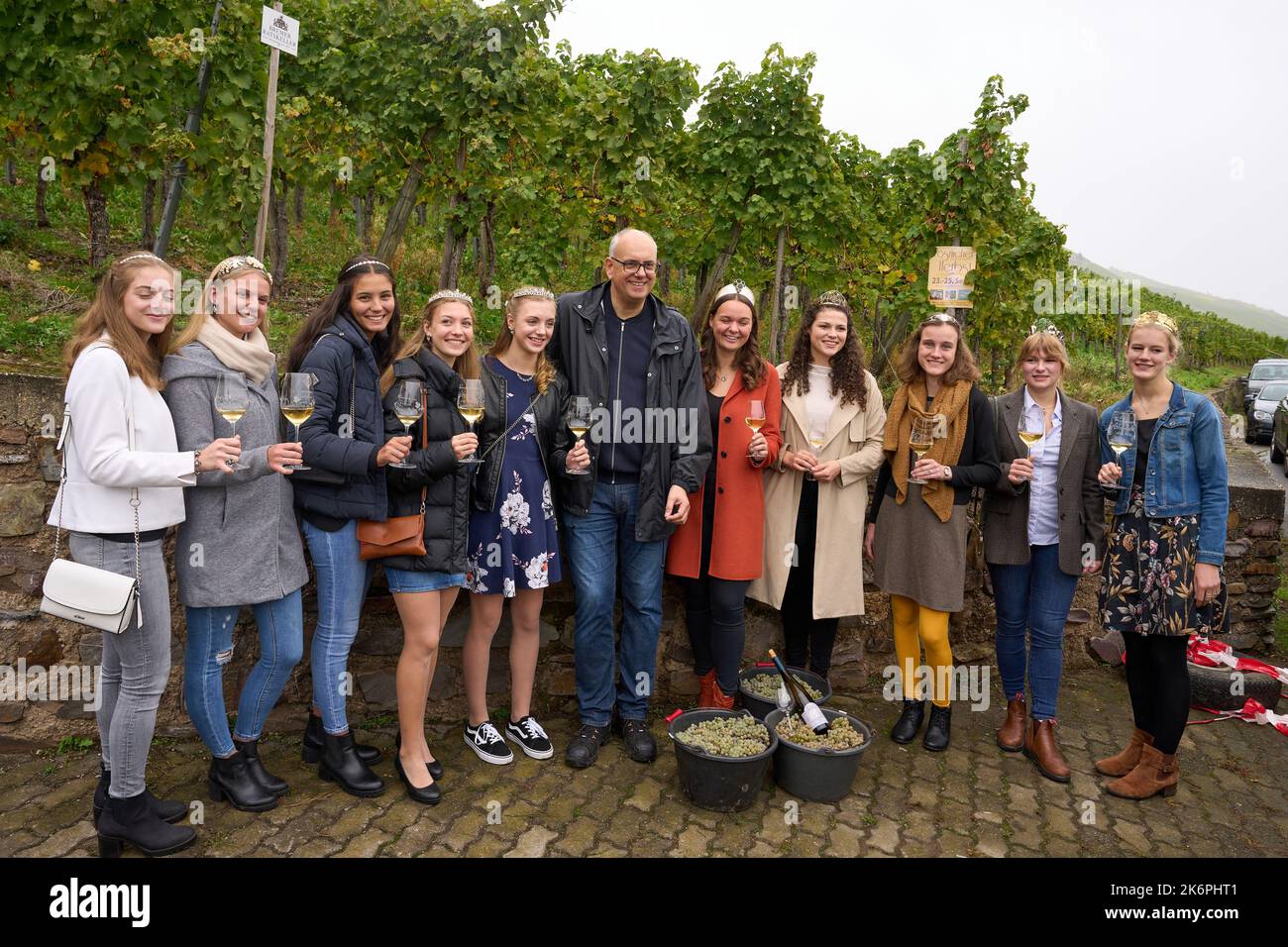 Erden, Deutschland. 15. Oktober 2022. Andreas Bovenschulte (SPD, M), Bürgermeister von Bremen, steht während der Weinlese im Bremer Erdener Treppchen zwischen Weinköniginnen. Im Bremer Weinberg 'Erdener Treppchen' werden nun die Trauben des Jahrgangs 2022 des Senatsweins gelesen. Quelle: Thomas Frey/dpa/Alamy Live News Stockfoto