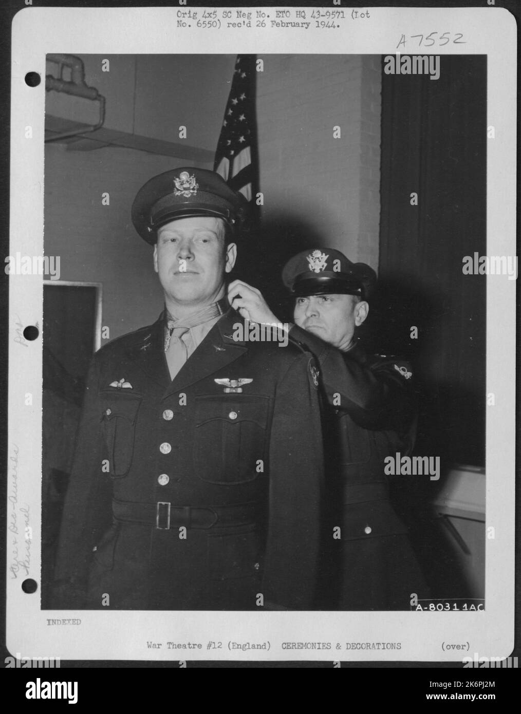 LT. General Ira C. Eaker überreicht die Ehrenmedaille des Kongresses an 2. LT. John C. Morgan aus New York N.Y. Während Einer Zeremonie in Widewing, England am 18. Dezember 1943. Stockfoto