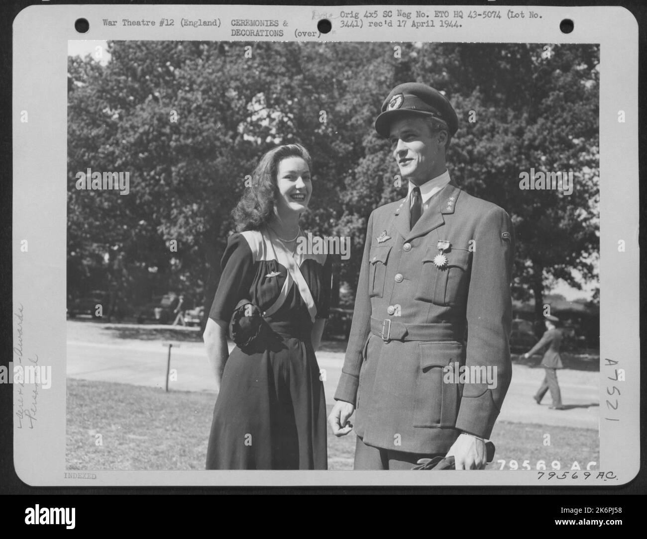 Capt. Thorveld Johnson von der norwegischen Luftwaffe erhält die Glückwünsche seiner Frau, nachdem er die Luftmedaille während Einer Zeremonie auf dem Luftwaffenstützpunkt 8. in Teddington, England, am 17. Juli 1943 erhalten hatte. Stockfoto