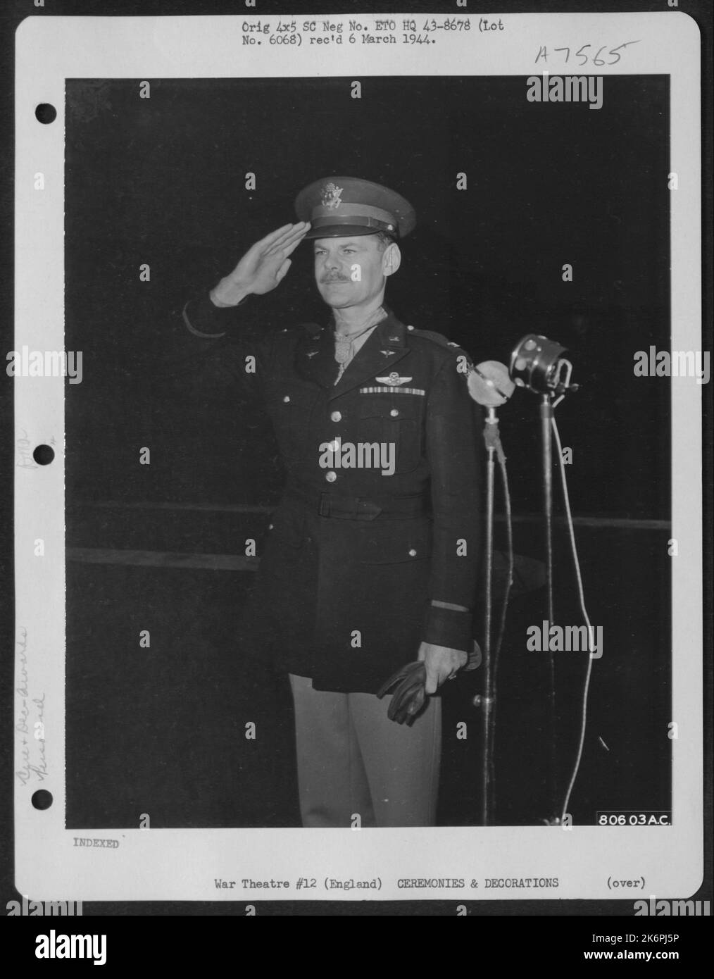 Nach der Verleihung der Ehrenmedaille des Kongresses während Einer Zeremonie in Norfolk, England, am 22. November 1943, steht Colonel Leon W. Johnson aus Moline, Kansas, während des Spiels der Nationalhymne zur Aufmerksamkeit und begrüßt sie. Stockfoto