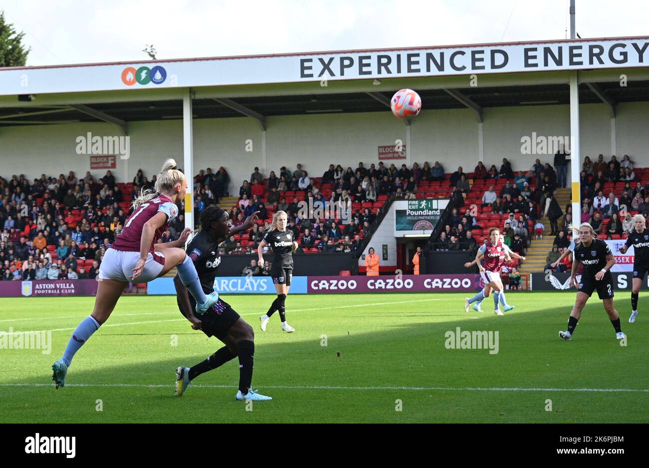 Birmingham, Großbritannien. 15. Oktober 2022. Birmingham, Oktober 15. 2022 Alisha Lehmann von Aston Villa überquert den Ball während des Women's Super League Spiels zwischen Aston Villa und West Ham, Oktober 15. 2022 (Karl W Newton/SPP) Quelle: SPP Sport Pressefoto. /Alamy Live News Stockfoto