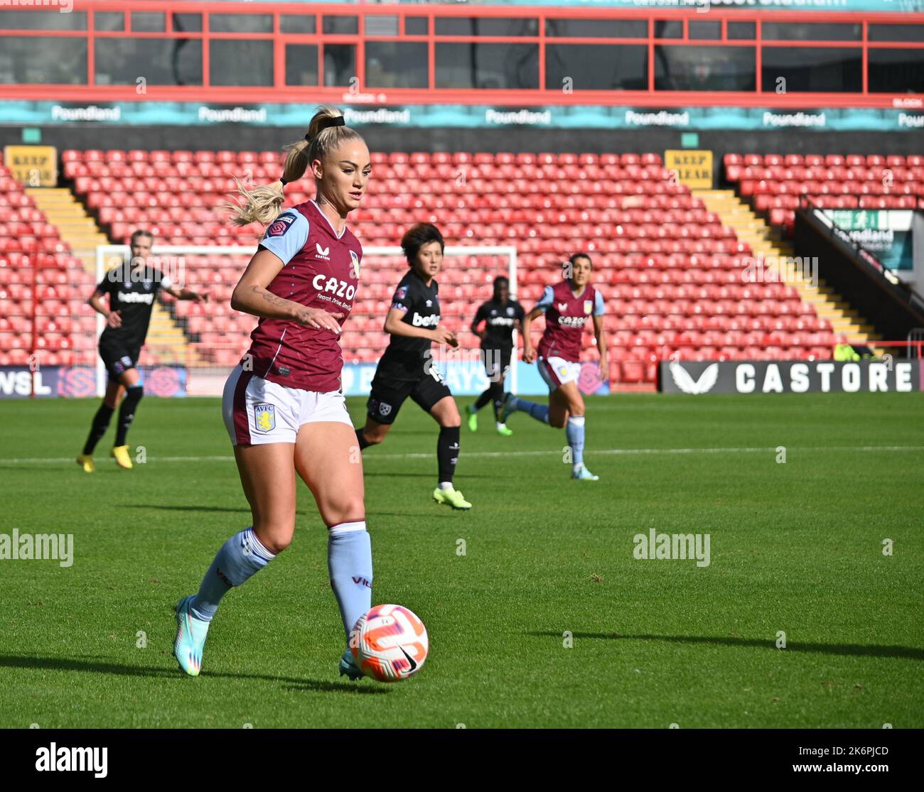 Birmingham, Großbritannien. 15. Oktober 2022. Birmingham, 15. 2022. Oktober Alisha Lehmann von Aston Villa auf dem Ball während des Women's Super League Spiels zwischen Aston Villa und West Ham, 15. 2022. Oktober (Karl W Newton/SPP) Quelle: SPP Sport Pressefoto. /Alamy Live News Stockfoto