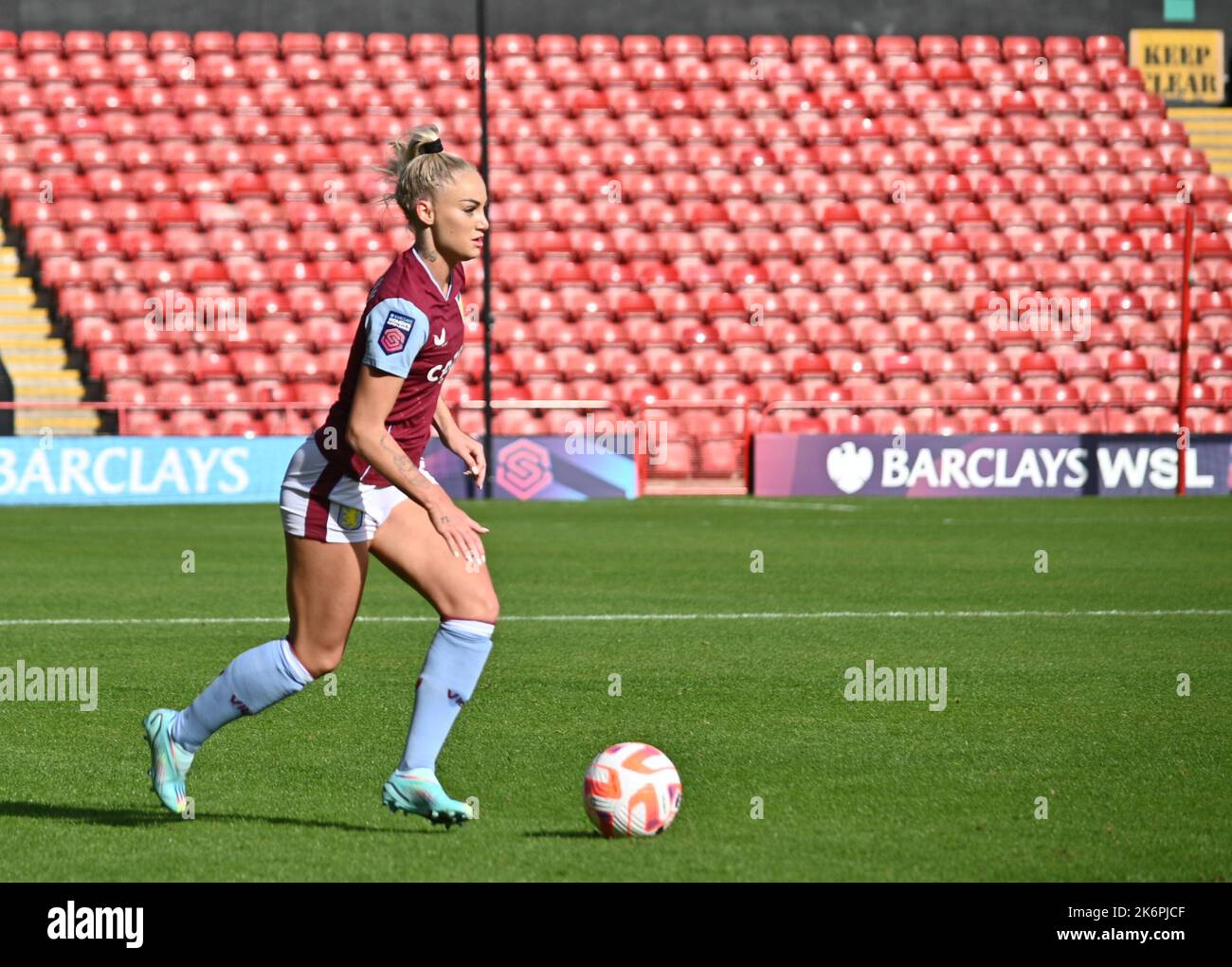 Birmingham, Großbritannien. 15. Oktober 2022. Birmingham, 15. 2022. Oktober Alisha Lehmann von Aston Villa auf dem Ball während des Women's Super League Spiels zwischen Aston Villa und West Ham, 15. 2022. Oktober (Karl W Newton/SPP) Quelle: SPP Sport Pressefoto. /Alamy Live News Stockfoto