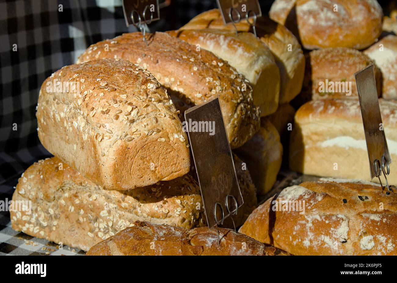 Knusprig ausgesätes Artisan Bread zum Verkauf an Einem Marktstand, Christchurch Market UK Stockfoto