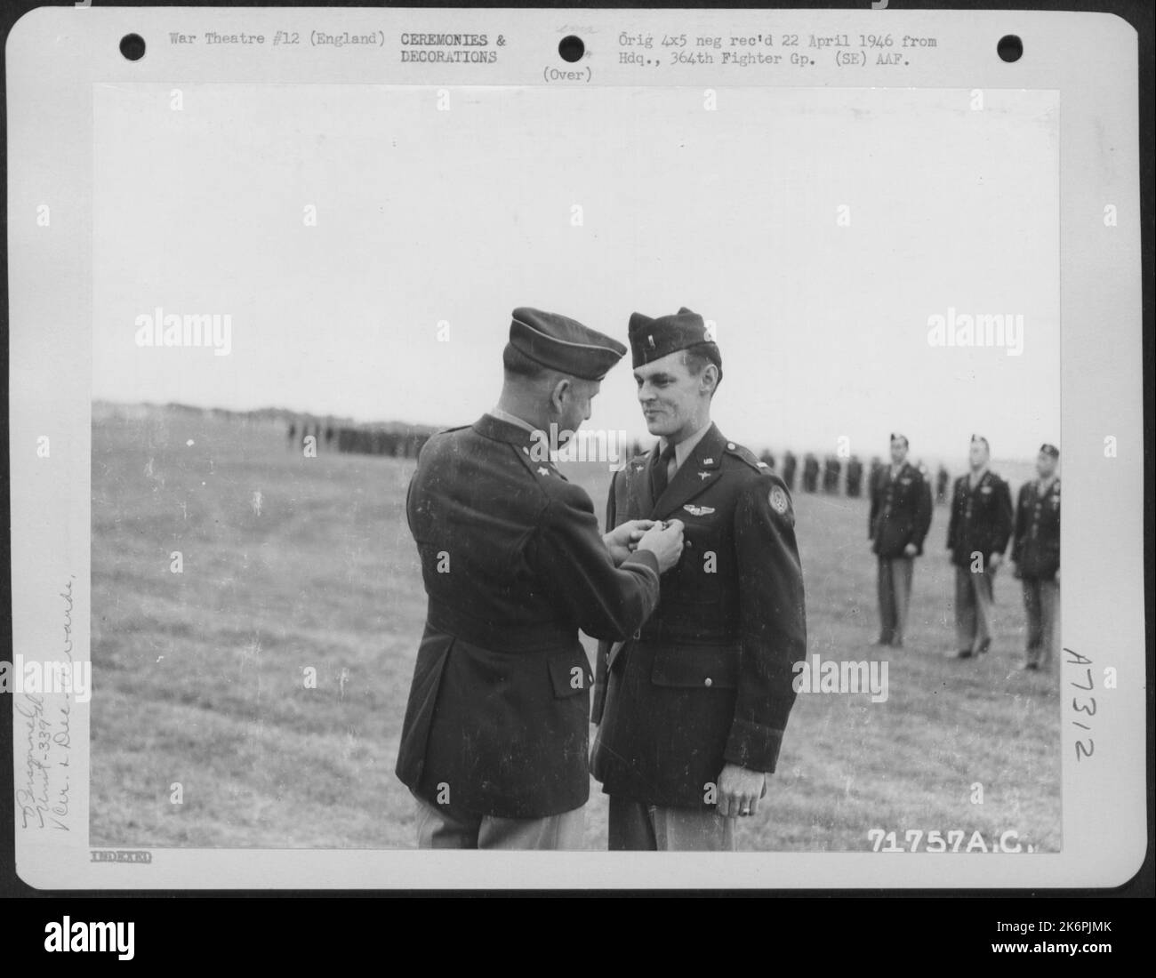 LT. Johnson von der 339. Fighter Group wird von Brig mit einem Award ausgezeichnet. General Murray C. Woodbury auf einer 8. Air Force Station F-378 in England. 22. Juli 1944. Stockfoto