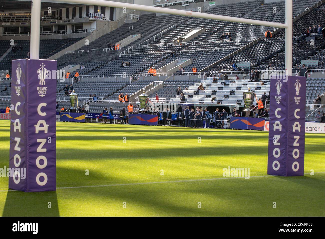 Newcastle, Großbritannien. 15. Oktober 2022. Ein Blick auf riesige Kopien aller drei Rugby-Weltcups in den Cazoo-Stäben während des Rugby League World Cup 2021-Spiels England gegen Samoa in St. James's Park, Newcastle, Vereinigtes Königreich, 15.. Oktober 2022 (Foto von Mark Cosgrove/News Images) in Newcastle, Vereinigtes Königreich am 10/15/2022. (Foto von Mark Cosgrove/News Images/Sipa USA) Quelle: SIPA USA/Alamy Live News Stockfoto