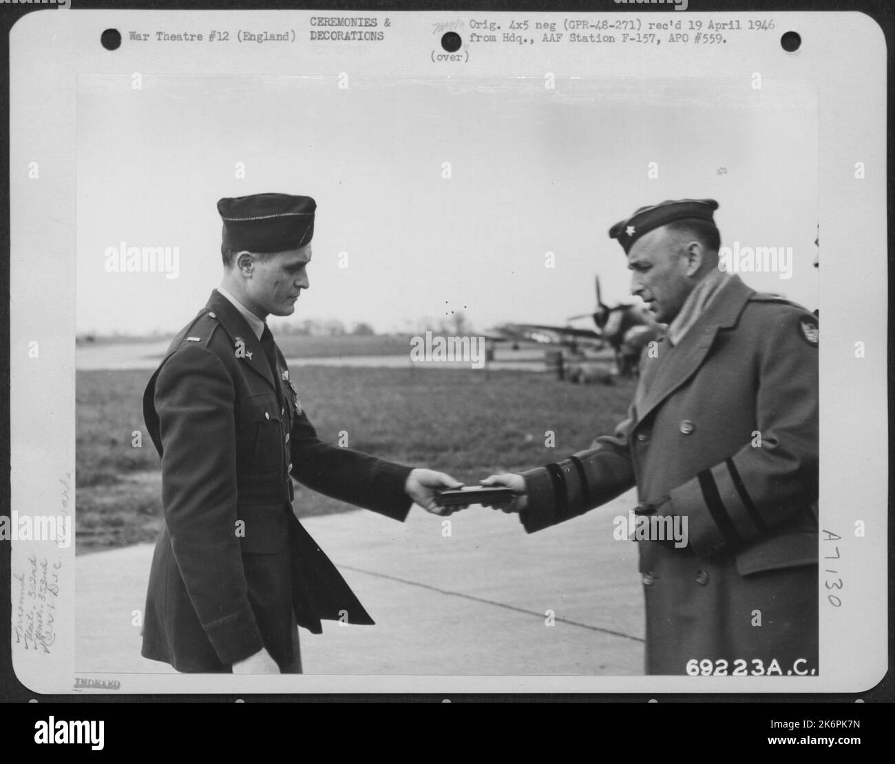 LT. W.W. Johnson von der 352Nd Fighter Squadron, 353Rd Fighter Group wird von Brig mit einem Award ausgezeichnet. General Murray C. Woodbury auf der Station F-366 in England, 23. März 1944. Stockfoto