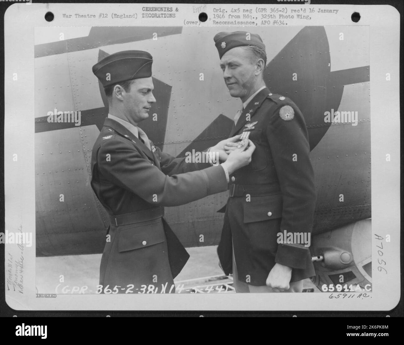Major Halsey wird am 14. Mai 1944 auf einem Luftwaffenstützpunkt 8. in England mit dem Distinguished Flying Cross ausgezeichnet. Stockfoto