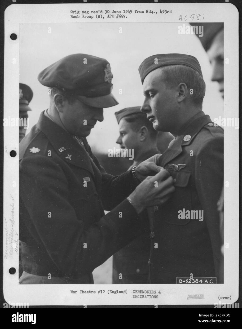 Verleihung der Medaille an Pvt. C. Johnson von der Bomb SQD 863Rd, 493Rd Bomb Group, 8. Air Force. England, 27. Oktober 1944. Stockfoto