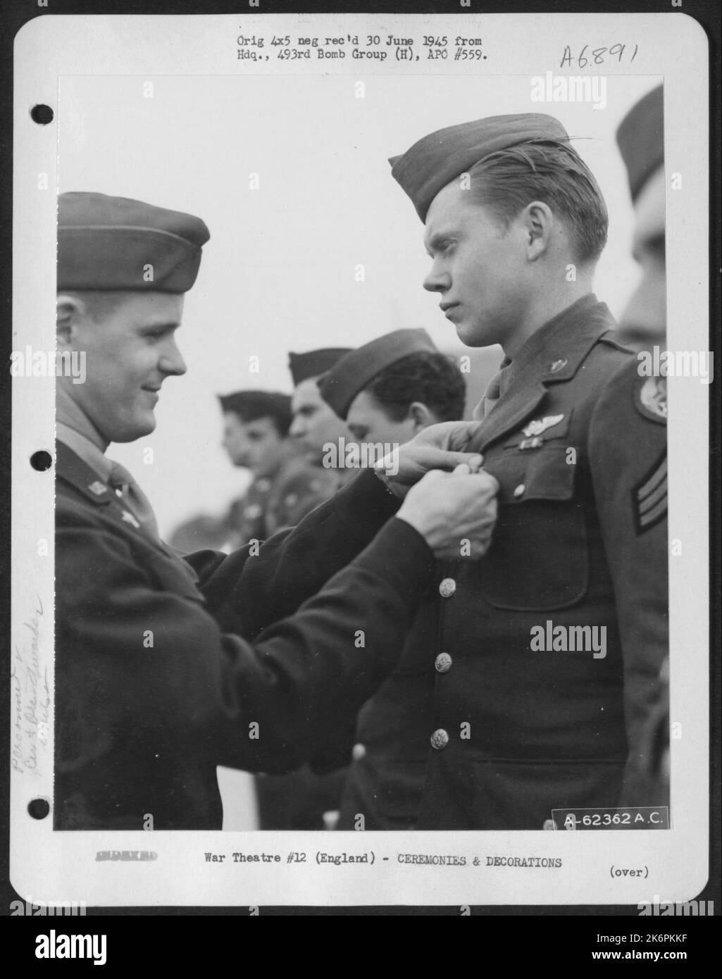 Übergabe der Medaille an Sgt. O.K. Johnson von der 806Th Bomb Sq., 493Rd Bomb Group, 8. Air Force. England, 24. März 1945. Stockfoto