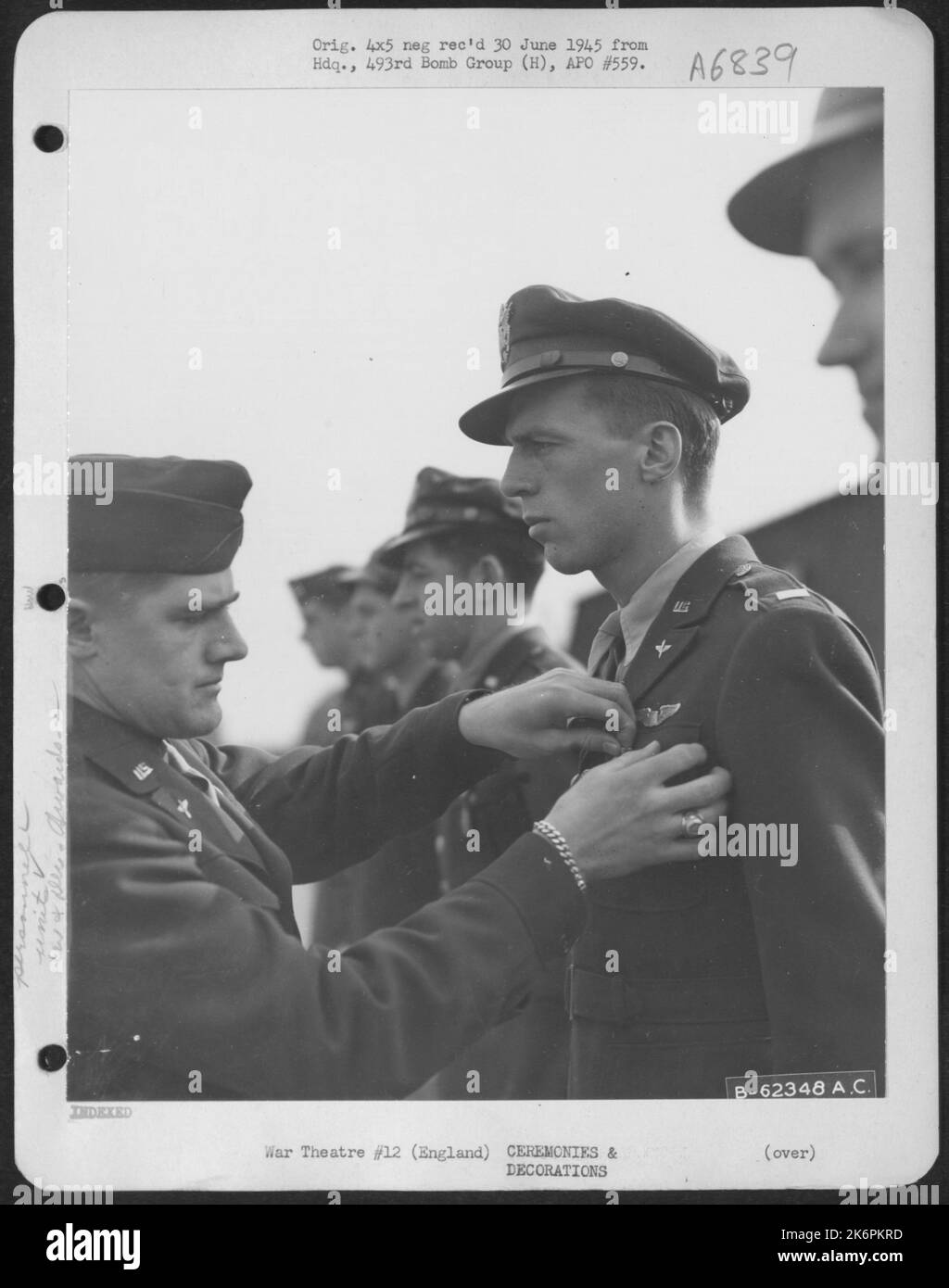 Übergabe der Medaille an LT. H.A. Johnson von der 493Rd Bomb Group, 8. Air Force. England, 16. März 1945. Stockfoto