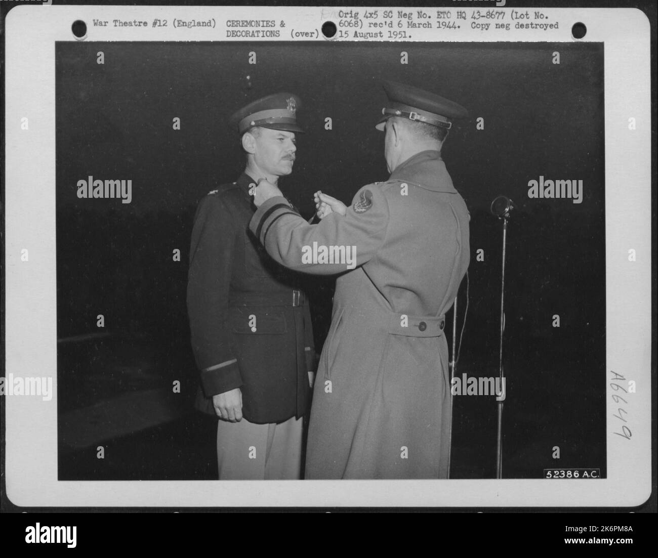 General Jacob L. Devers überreicht die Ehrenmedaille des Kongresses an Oberst Leon W. Johnson aus Moline, Kansas, während einer Zeremonie auf einem Flugstützpunkt in Noroflk, England, am 22. November 1943. Stockfoto