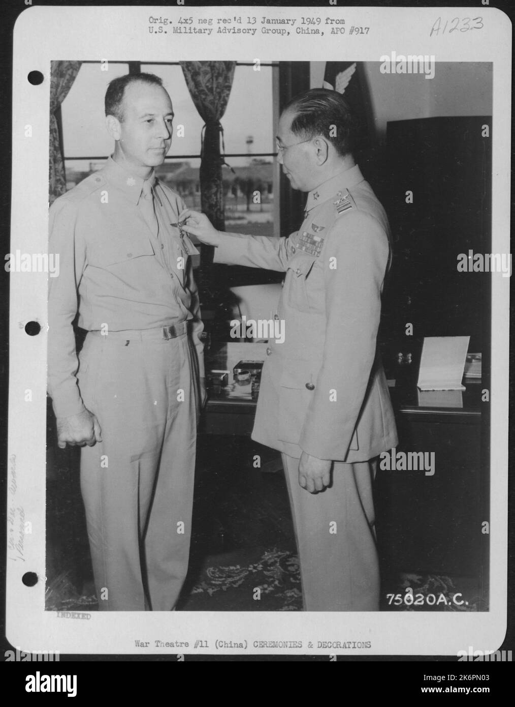 General Chow, Kommandierender General Der Chinesischen Luftwaffe, Schnickt Chinesische Flügel Auf Lt. Oberst Wendell Harris, Flugchirurg, In Nanking, China. Stockfoto