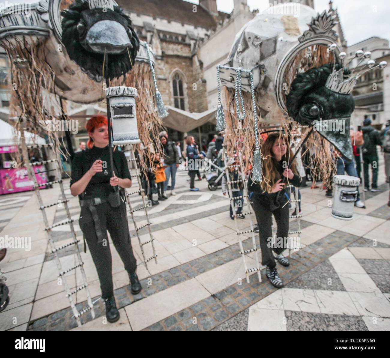 London UK 15 Oct 2022 The Golden Key Judith hofft, dass die Nester des Hüters auf dem Elsterreim „One for Sorrow, Two for Joy“ basieren, der in der Zeile „Even for a Secret never to be told“ gipfelt, Treffen Sie zwei riesige Elsterpuppen, während sie in ihren wackeligen Wandernestern auf den Straßen herumlaufen und die Geheimnisse derer suchen, denen sie begegnen. Paul Quezada-Neiman/Alamy Live News Stockfoto London UK 15 Oct 2022 The Golden Key Judith hofft, dass die Nester des Hüters auf dem Elsterreim „One for Sorrow, Two for Joy“ basieren, der in der Zeile „Even for a Secret never to be told“ gipfelt, Treffen Sie zwei riesige Elsterpuppen, während sie in ihren wackeligen Wandernestern auf den Straßen herumlaufen und die Geheimnisse derer suchen, denen sie begegnen. Paul Quezada-Neiman/Alamy Live News Stockfoto