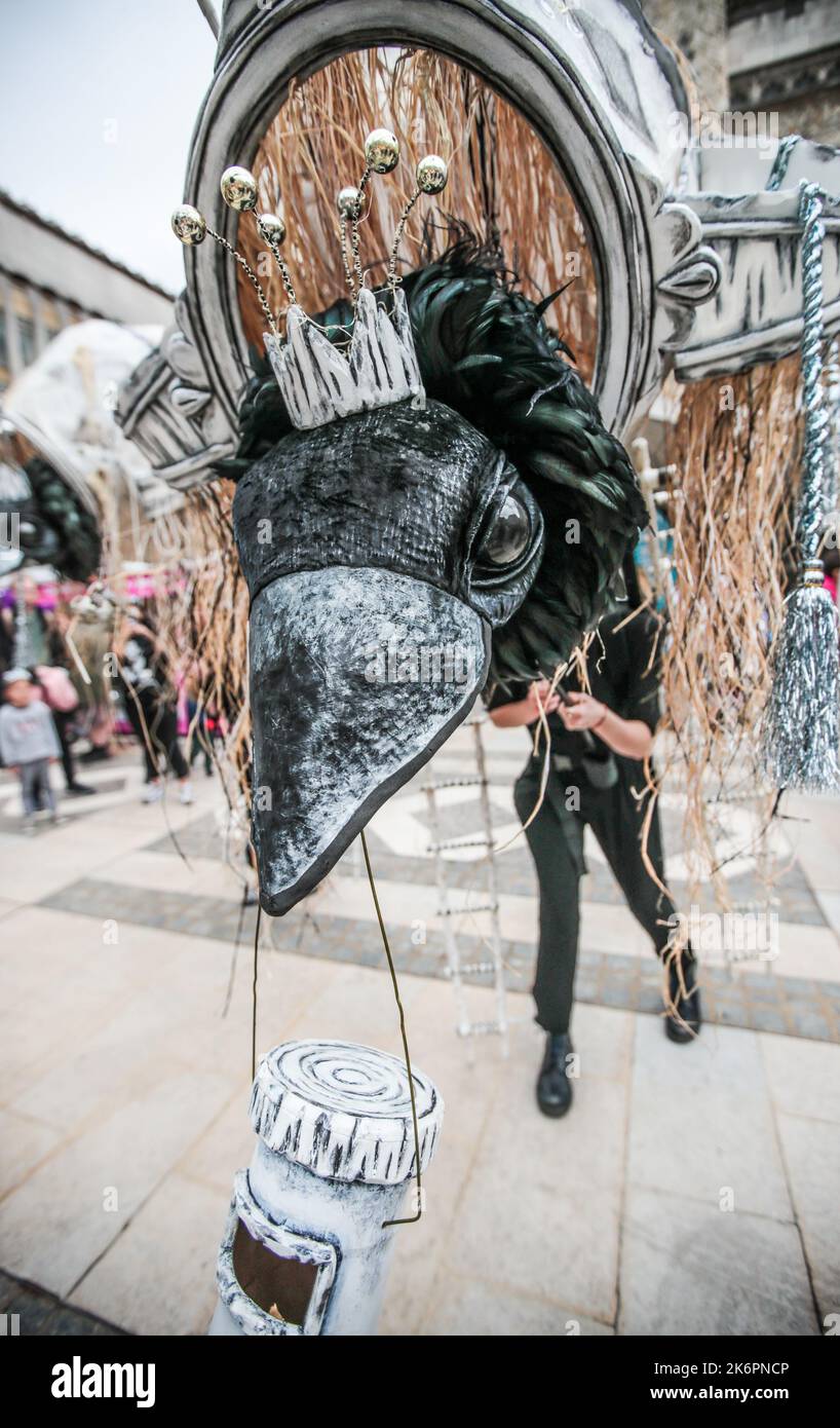 London UK 15 Oct 2022 The Golden Key Judith hofft, dass die Nester des Hüters auf dem Elsterreim „One for Sorrow, Two for Joy“ basieren, der in der Zeile „Even for a Secret never to be told“ gipfelt, Treffen Sie zwei riesige Elsterpuppen, während sie in ihren wackeligen Wandernestern auf den Straßen herumlaufen und die Geheimnisse derer suchen, denen sie begegnen. Paul Quezada-Neiman/Alamy Live News Stockfoto London UK 15 Oct 2022 The Golden Key Judith hofft, dass die Nester des Hüters auf dem Elsterreim „One for Sorrow, Two for Joy“ basieren, der in der Zeile „Even for a Secret never to be told“ gipfelt, Treffen Sie zwei riesige Elsterpuppen, während sie in ihren wackeligen Wandernestern auf den Straßen herumlaufen und die Geheimnisse derer suchen, denen sie begegnen. Paul Quezada-Neiman/Alamy Live News Stockfoto
