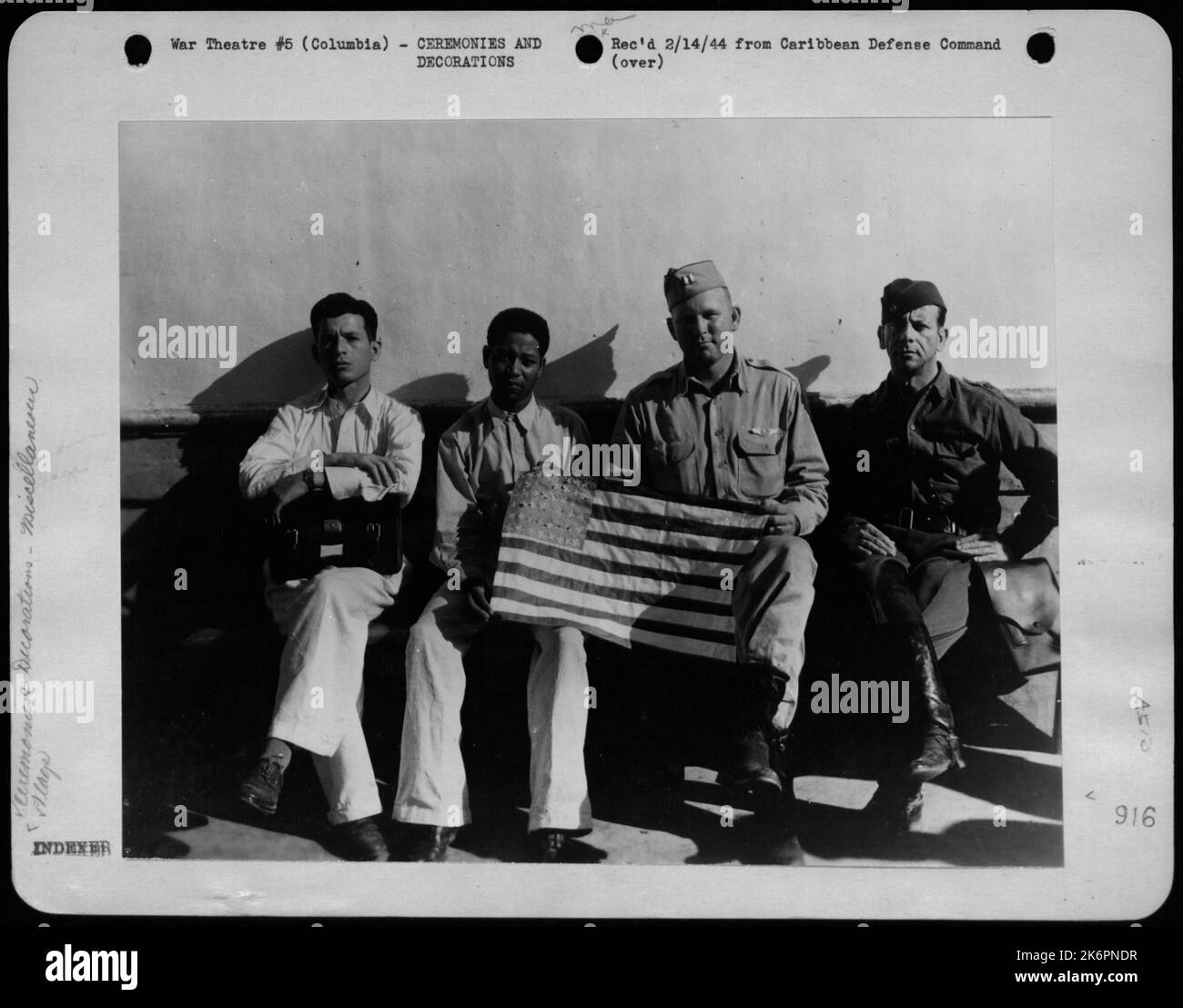 Die Flagge im Bild oben wurde von Einem Modder Betsy Ross im Dorf Uramita, im kolumbianischen Dschungel, montiert und zum Drapieren des Coffins von Jimmy Cassidy, Einem US-Amerikaner, verwendet Sechster Pilot Der Luftwaffe, Der Beim Absturz Seines Flugzeugs Im Kolumbianischen Ju Getötet Wurde Stockfoto