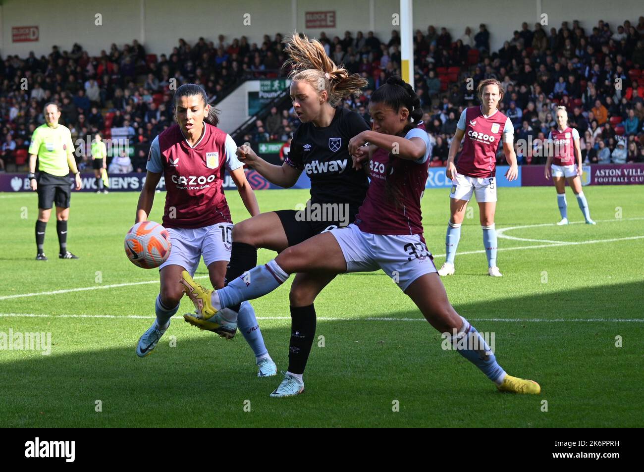 Birmingham, Großbritannien. 15. Oktober 2022. Birmingham, Oktober 15. 2022 Mayumi Pacheco von Aston Villa macht während des Spiels der Frauen-Super-Liga zwischen Aston Villa und West Ham, Oktober 15. 2022 (Karl W Newton/SPP) Quelle: SPP Sport Pressefoto. /Alamy Live News Stockfoto