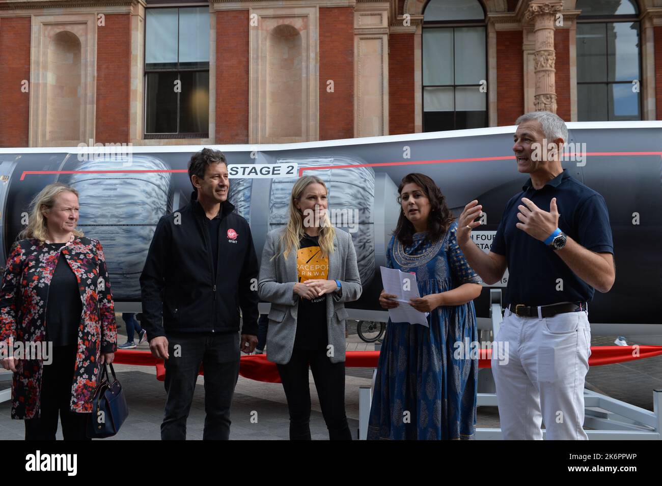 London, Großbritannien. 15.. Oktober 2022. Eine 72 Fuß lange Nachbildung einer Virgin Launchone Rakete wurde in South Kensington, London, von (von rechts nach links) enthüllt.Ian Annett, stellvertretender CEO der britischen Weltraumbehörde, Nus Ghani MP, Melissa Thorpe, CEO von Virgin Orbit, Dan Hart, und Felicity Buchan MP. Die Rakete war vor dem Wissenschaftsmuseum ausgestellt. Andrew Steven Graham/Alamy Live News Stockfoto