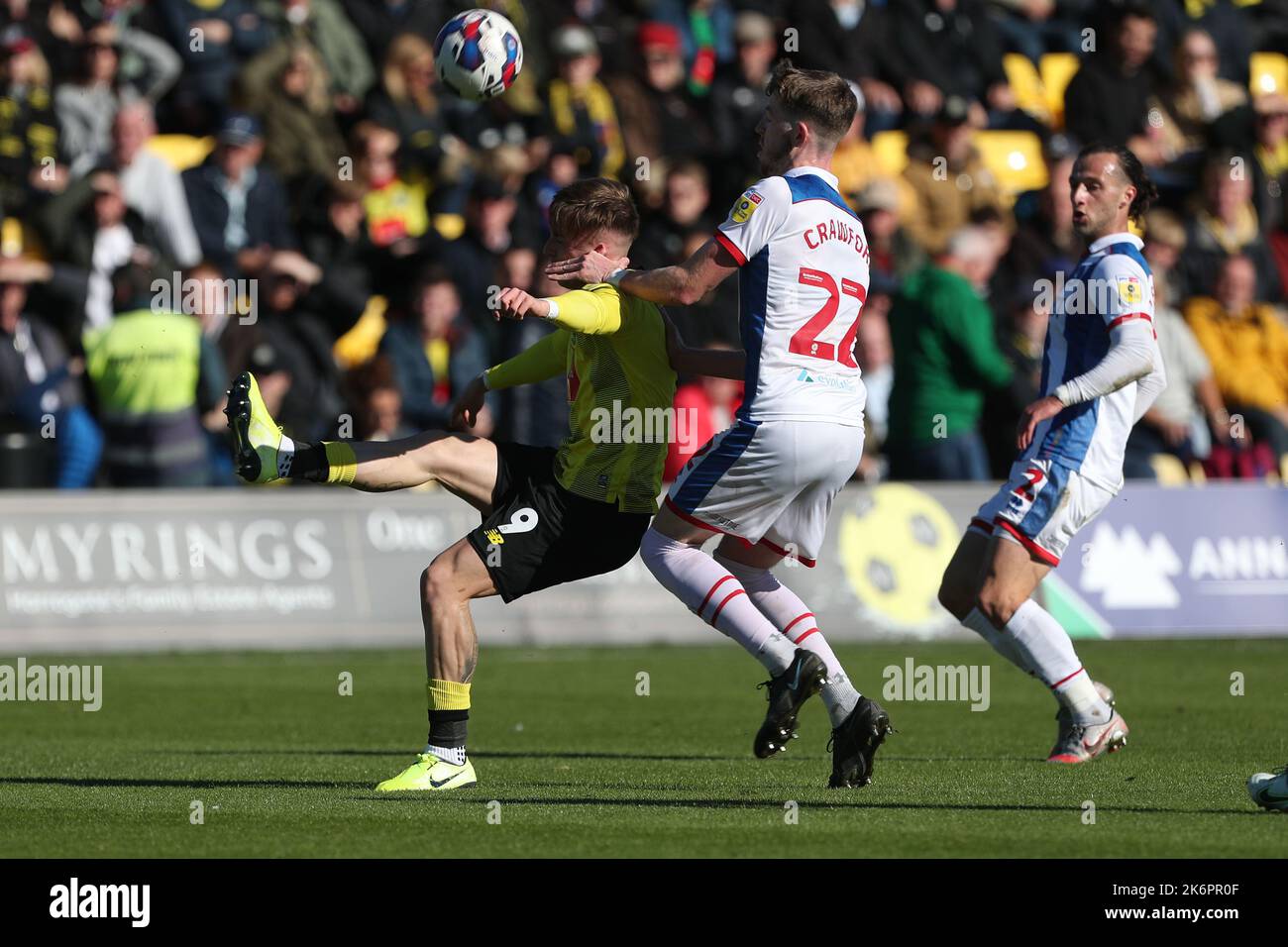 Daniel Grant von Harrogate Town streitet am Samstag, den 15.. Oktober 2022, im Sky Bet League 2-Spiel zwischen Harrogate Town und Hartlepool United in Wetherby Road, Harrogate, gegen Tom Crawford von Hartlepool United. (Kredit: Mark Fletcher | MI News) Kredit: MI Nachrichten & Sport /Alamy Live News Stockfoto