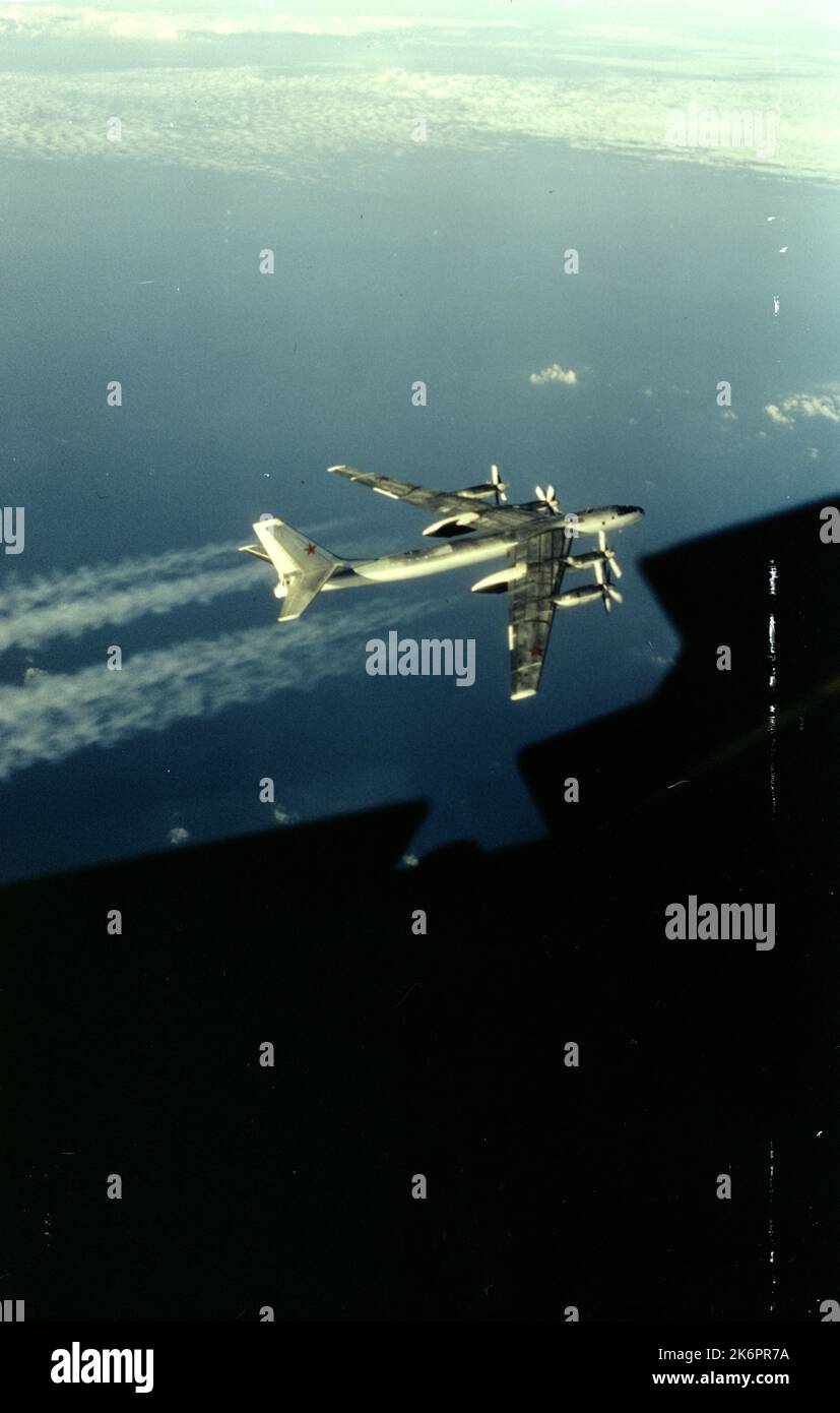 Russischer Tu-95 „Bear“-Bomber. Russischer Tu-95 „Bear“-Bomber. '…Ein russischer TU-95 'Bear' Bomber etwa 375 Seemeilen östlich von Keflavik, Island. Das Foto wurde von einem US-amerikanischen Air Force F-102, während eines Abhörens durch Flugzeuge, die dem 57. Fighter Interceptor Squadron in Keflavik zugewiesen wurden.“ Stockfoto