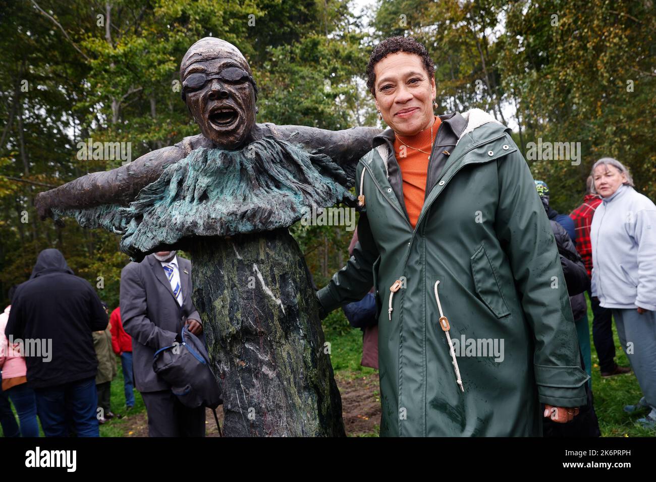 Almere, Niederlande. 15. Oktober 2022. 2022-10-15 13:58:46 ALMERE - Enith Brigitha während der Enthüllung einer Statue von ihr. Das Kunstwerk ist eine Hommage an den 67-jährigen Schwimmer mit Curaçao-Abstammung, der bei den Sommerspielen 1976 in Montreal zwei Bronzemedaillen (100 und 200 Meter Freistil) gewann. ANP BAS CZERWINSKI netherlands Out - belgium Out Credit: ANP/Alamy Live News Stockfoto