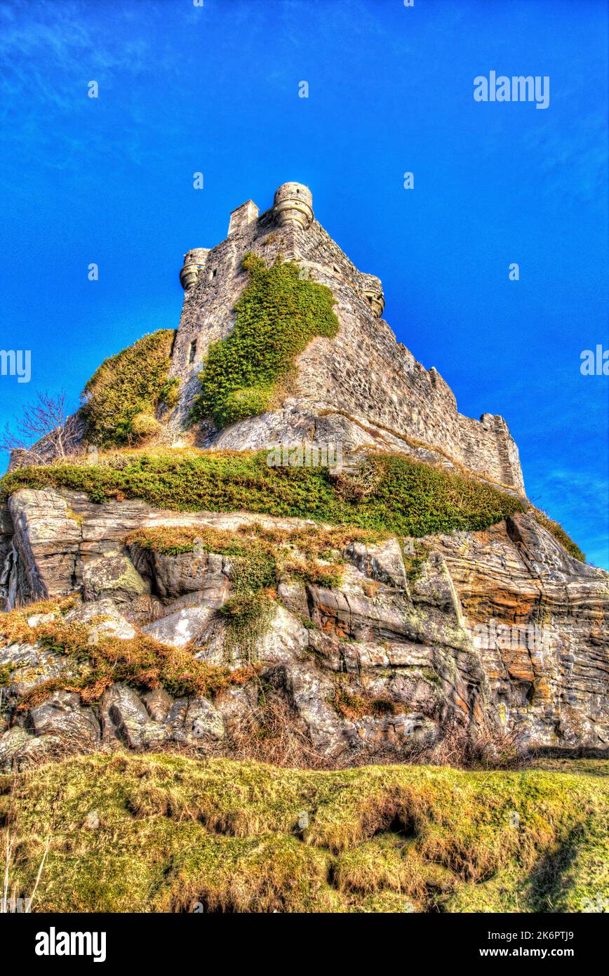 Halbinsel von Ardamurchan, Schottland. Künstlerische Sicht auf das historische Schloss Tioram auf der Insel Eilean Tioram. Stockfoto