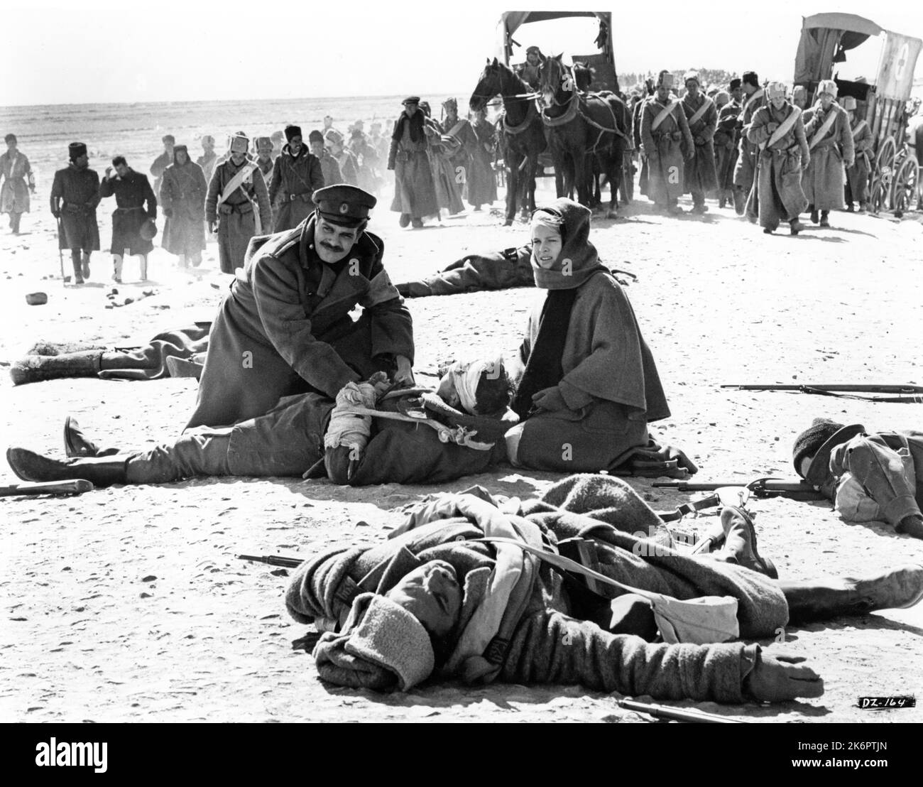 OMAR SHARIF und JULIE CHRISTIE in DOKTOR ZHIVAGO 1965 Regisseur DAVID LEAN Roman Boris Pasternak Drehbuch Robert Bolt Musik Maurice Jarre Italien-USA Koproduktion Carlo Ponti Produktion / Sostar S.A. / Metro Goldwyn Mayer Stockfoto