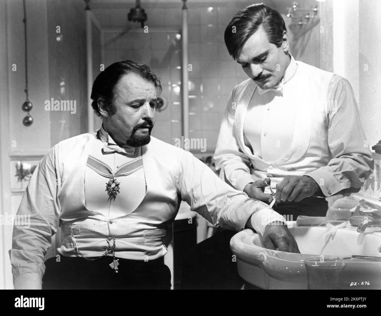 ROD STEIGER und OMAR SHARIF im ARZT ZHIVAGO 1965 Regisseur DAVID LEAN Roman Boris Pasternak Drehbuch Robert Bolt Musik Maurice Jarre Italien-USA Koproduktion Carlo Ponti Produktion / Sostar S.A. / Metro Goldwyn Mayer Stockfoto