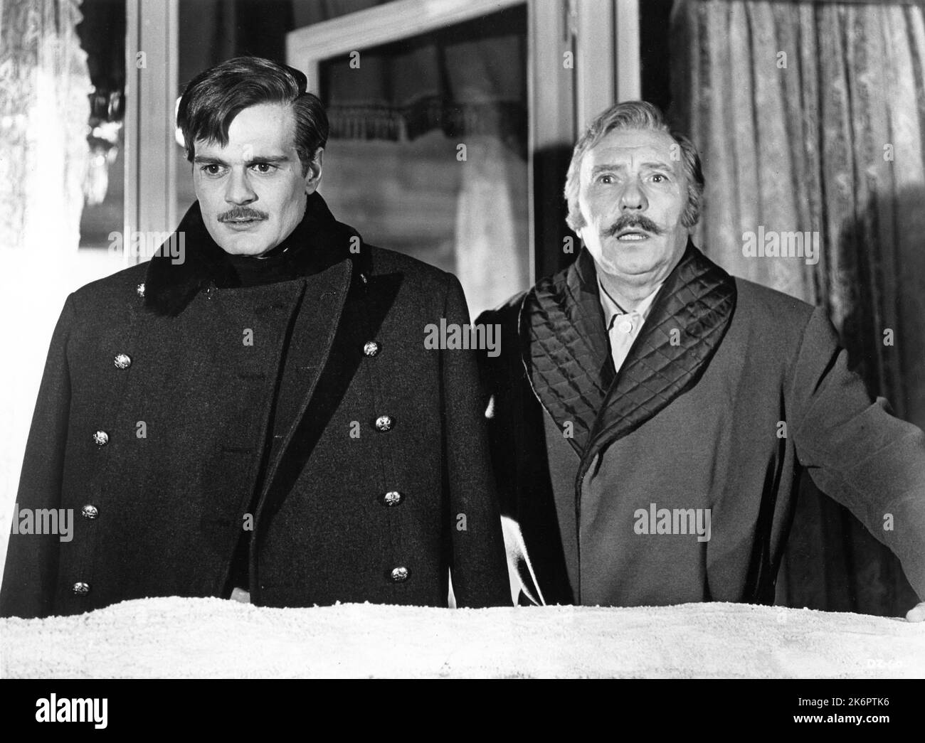 OMAR SHARIF und RALPH RICHARDSON im ARZT ZHIVAGO 1965 Regisseur DAVID LEAN Roman Boris Pasternak Drehbuch Robert Bolt Musik Maurice Jarre Italien-USA Koproduktion Carlo Ponti Production / Sostar S.A. / Metro Goldwyn Mayer Stockfoto