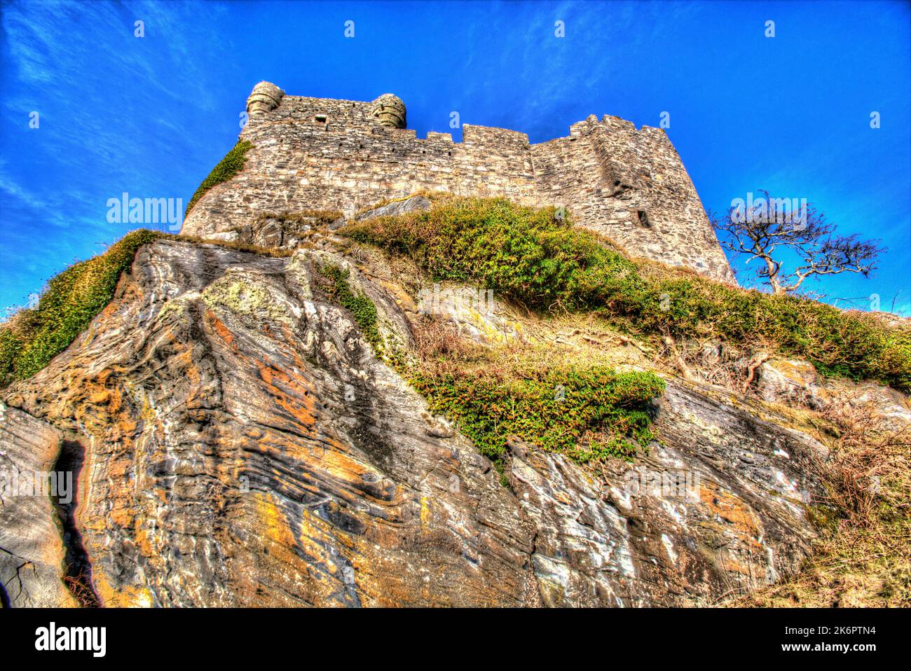 Halbinsel von Ardamurchan, Schottland. Künstlerische Sicht auf das historische Schloss Tioram auf der Insel Eilean Tioram. Stockfoto