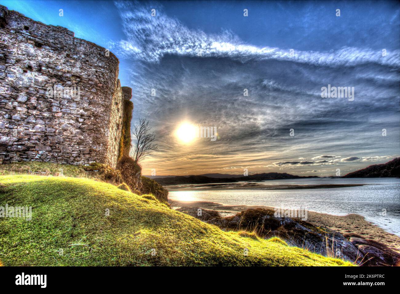 Halbinsel von Ardamurchan, Schottland. Künstlerische Ansicht der historischen Burg Tioram Mauern auf der Insel Eilean Tioram. Stockfoto