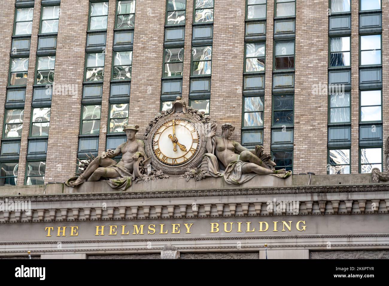 New York City, Usa - 20. September 2022. Antike Uhr, Statuen und Name auf dem Helmsley Building Stockfoto