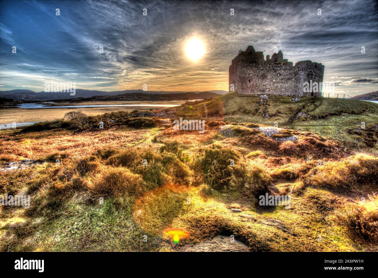 Halbinsel von Ardamurchan, Schottland. Kunstvoller Blick auf das historische Schloss Tioram auf der Insel Eilean Tioram. Stockfoto