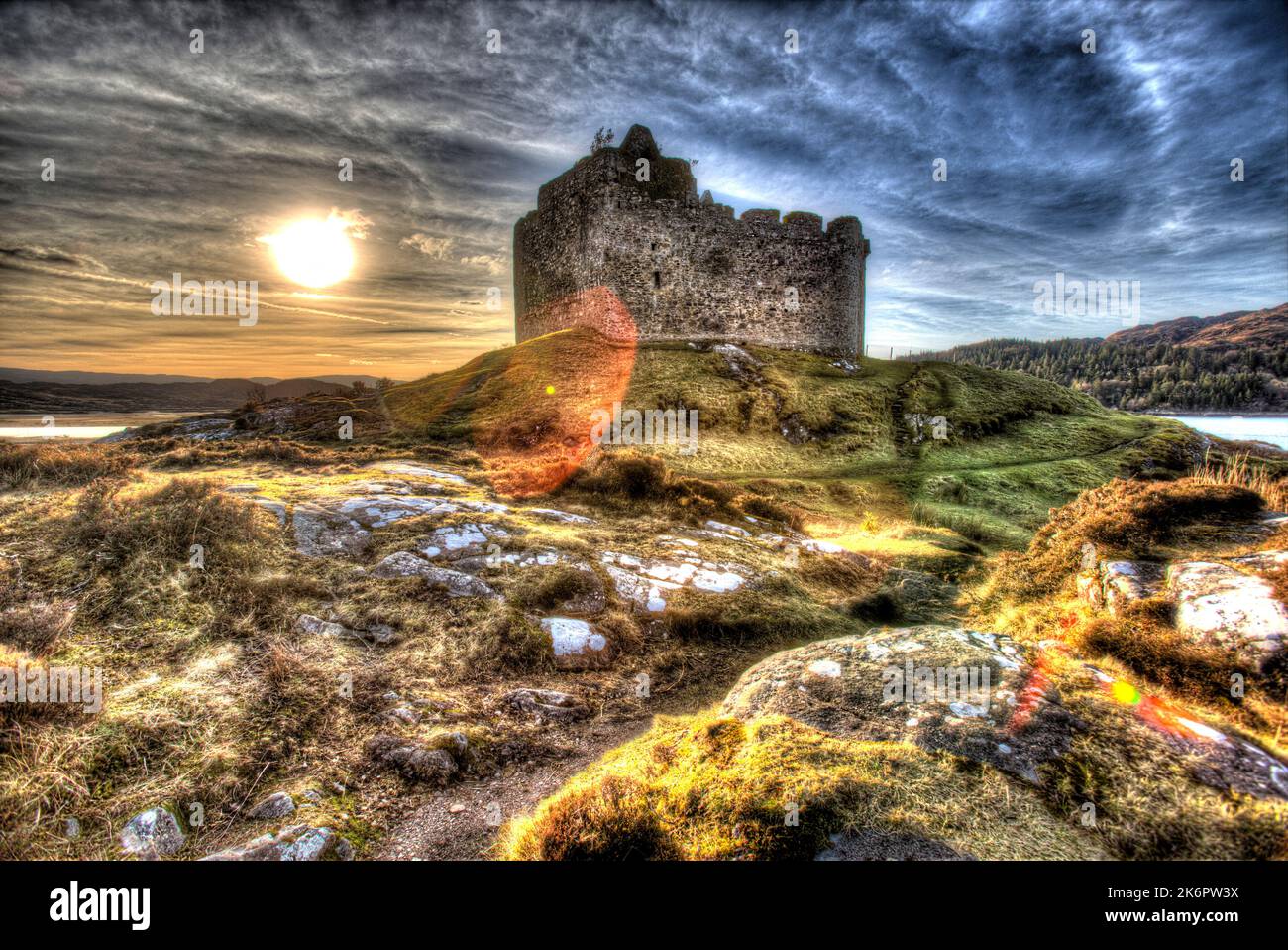 Halbinsel von Ardamurchan, Schottland. Kunstvoller Blick auf das historische Schloss Tioram auf der Insel Eilean Tioram. Stockfoto