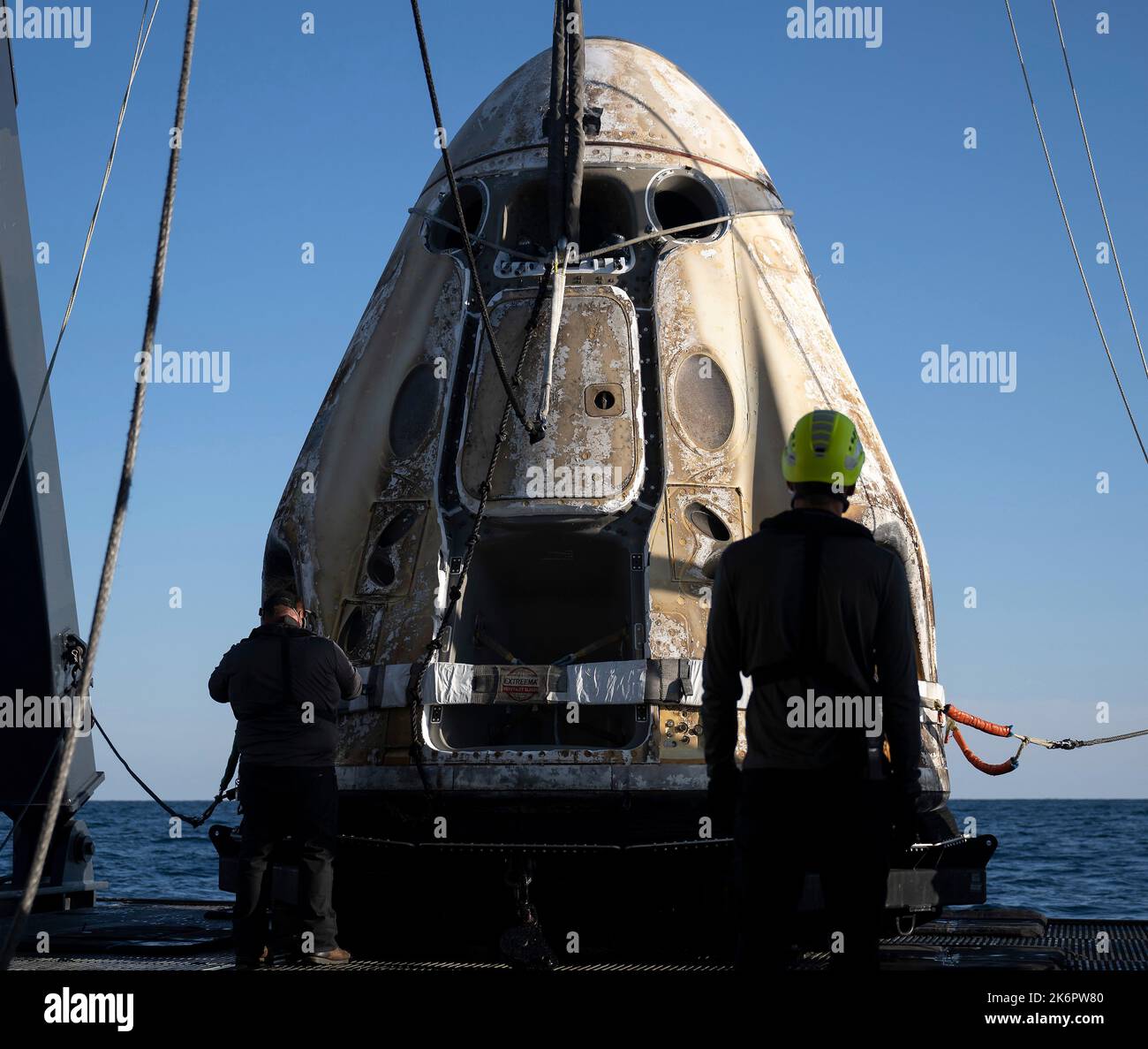 Jacksonville, USA. 14. Oktober 2022. Die Support-Teams heben und sichern das Raumschiff SpaceX Crew Dragon Freedom an Bord des Bergungsschiffs Megan, nachdem sie von der Internationalen Raumstation, 14. Oktober 2022 vor der Küste von Jacksonville, Florida, zurückgekehrt sind. Die Kapsel trägt die NASA-Astronauten Kjell Lindgren, Robert Hines, Jessica Watkins und ESA-Astronautin Samantha Cristoforetti an Bord. Quelle: Bill Ingalls/NASA/Alamy Live News Stockfoto