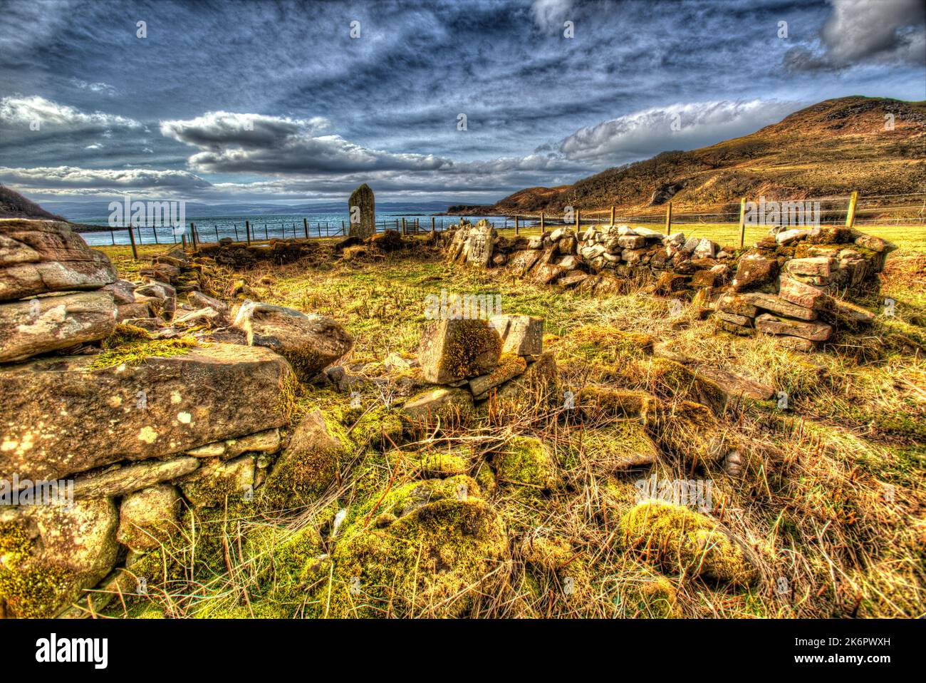 Halbinsel von Ardamurchan, Schottland. Künstlerische Ansicht des Cladh Chiarain, des Campbell-Friedhofs, in Camas nan Geall. Stockfoto