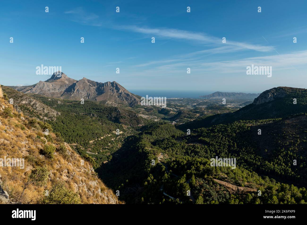 Sierra de Bernia y Ferrer und mediterraner Pinienwald aus Bolulla Dorf, Alicante, Spanien Stockfoto