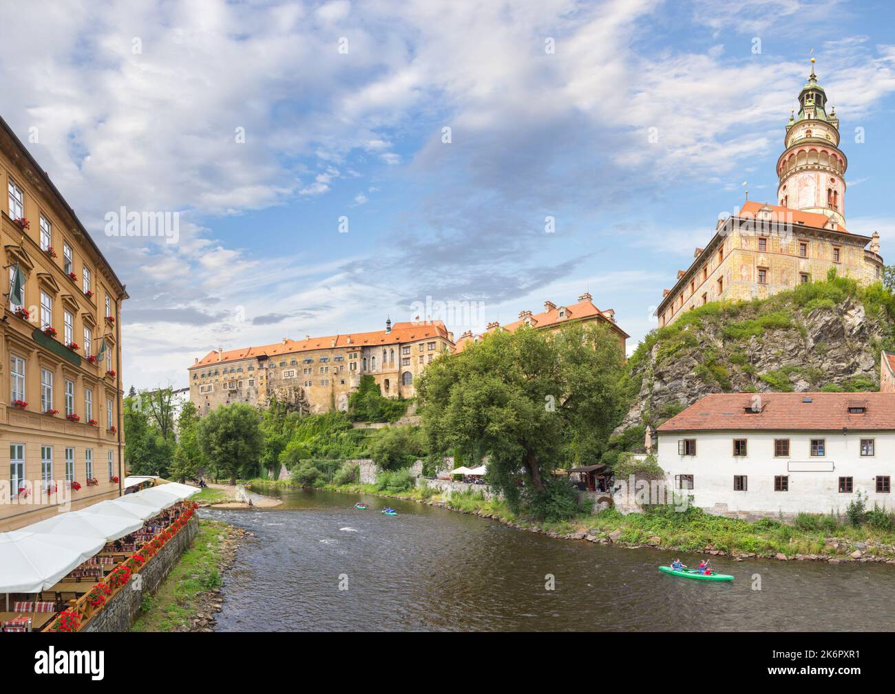 Burg Cesky Krumlov mit Turm und Rafting auf der Moldau. Cesky Krumlov, Tschechische Republik Stockfoto